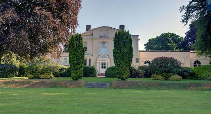 Exterior of the Best Western Shaftesbury The Royal Chase Hotel - Shaftesbury - 83064