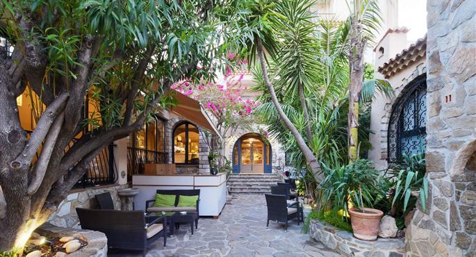 Exterior of the Best Western Plus La Corniche - Toulon - 93427