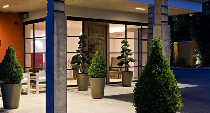 Exterior of the Best Western Plus Le Lavarin - Avignon - 93529