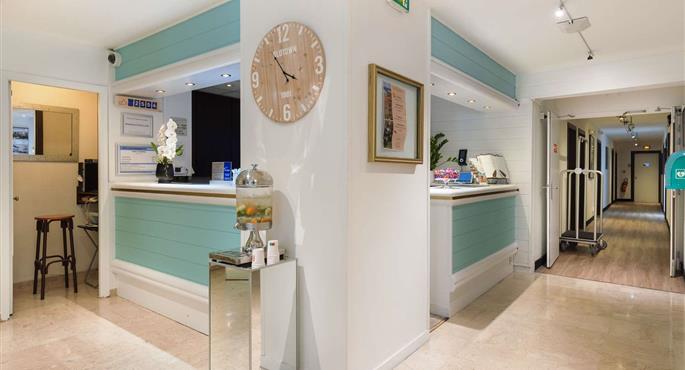 Hall of the Best Western Hotel Mediterranee Menton in Menton - 93935