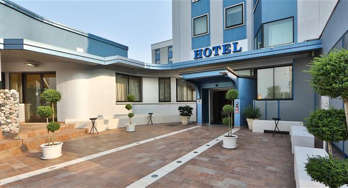 Exterior of the Best Western Plus Soave Hotel - Verona San Bonifacio - 98264
