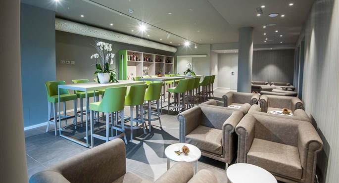 Bar or lounge of the Horizon Wellness & Spa Resort, BW Signature Collection - Varese - 98410