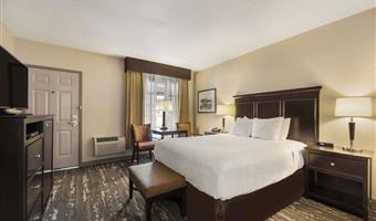 1 queen bed, non-smoking, pool view, microwave and refrigerator, wi-fi, full breakfast