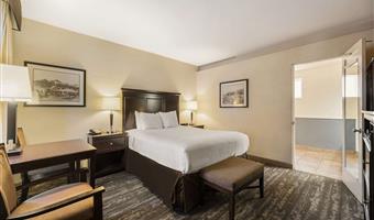 1 queen bed, non-smoking, pool view, microwave and refrigerator, wi-fi, full breakfast