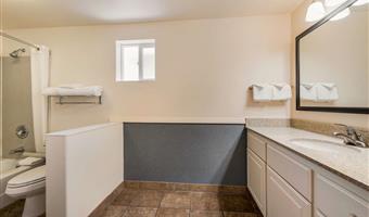 1 queen bed, non-smoking, pool view, microwave and refrigerator, wi-fi, full breakfast