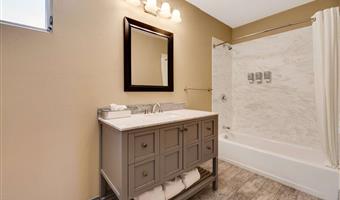 1 king bed, non-smoking, microwave and refrigerator, wi-fi, full breakfast