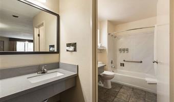 2 queen beds, non-smoking, microwave and refrigerator, wi-fi, full breakfast
