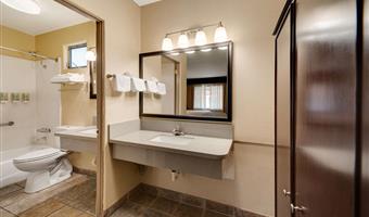 2 queen beds, non-smoking, larger room, sitting area, microwave and refrigerator, wi-fi, full breakfast