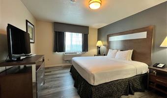 1 king bed, non-smoking, microwave and refrigerator, full breakfast