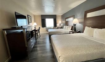 2 queen beds, non-smoking, microwave and refrigerator, full breakfast