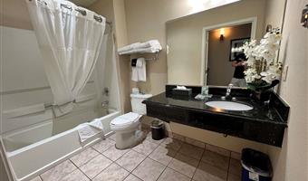 2 king beds, non-smoking, balcony, microwave and refrigerator, full breakfast