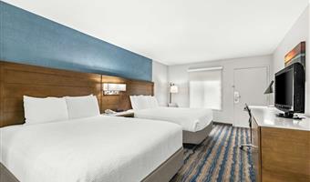 2 queen beds, non-smoking, microwave and refrigerator, 32-inch lcd television, high speed net, full breakfast