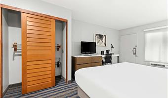 accessible - 1 king, mobility accessible, communication assistance, bathtub, non-smoking, full breakfast