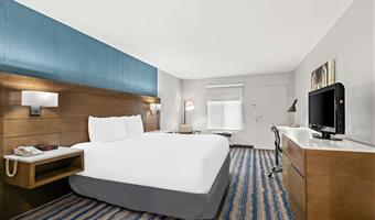 1 king bed, non-smoking, microwave and refrigerator, full breakfast