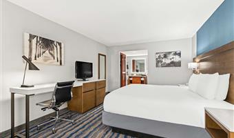 1 king bed, non-smoking, microwave and refrigerator, full breakfast