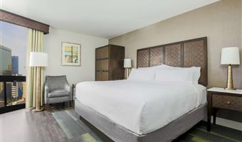 1 king bed, non-smoking, higher floor, city view, work desk, safe, mini fridge