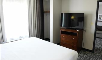 suite-2 queen beds, non-smoking, sofabed for one person, microwave and mini-refrigerator, full breakfast
