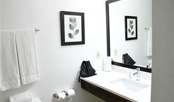 suite-2 queen beds, non-smoking, sofabed for one person, microwave and mini-refrigerator, full breakfast