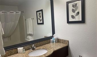 2 queen beds, non-smoking, microwave and mini-refrigerator, full breakfast
