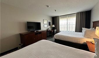 2 queen beds, non-smoking, microwave and mini-refrigerator, full breakfast