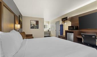 1 king bed, non-smoking, pet friendly room, sofabed, microwave and refrigerator, wi-fi, full breakfast