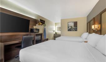 2 queen beds, non-smoking, pet friendly room, microwave and refrigerator, wi-fi, full breakfast