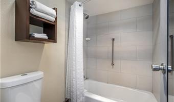 2 queen beds, non-smoking, microwave and refrigerator, wi-fi, full breakfast