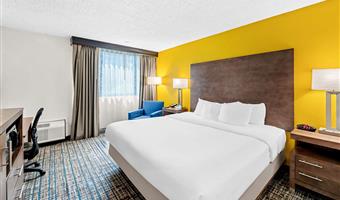 1 king bed, non-smoking, microwave and refrigerator, full breakfast