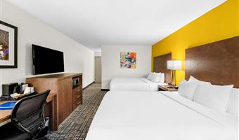 2 queen beds, non-smoking, microwave and refrigerator, full breakfast