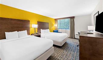 2 queen beds, non-smoking, microwave and refrigerator, full breakfast