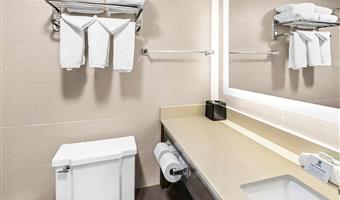 2 queen beds, non-smoking, microwave and refrigerator, full breakfast