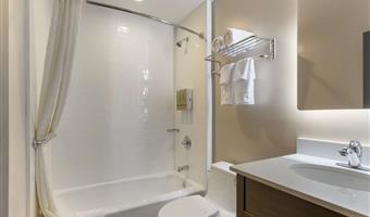 1 queen bed, non-smoking, high speed internet access, refrigerator, full breakfast