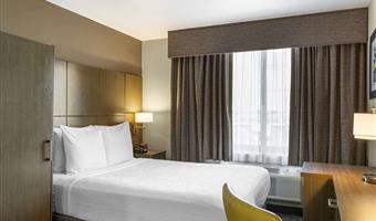 1 queen bed, non-smoking, high speed internet access, refrigerator, full breakfast