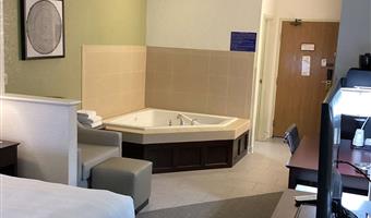 1 king bed, non-smoking, whirlpool, work desk, microwave and refrigerator, wi-fi, full breakfast