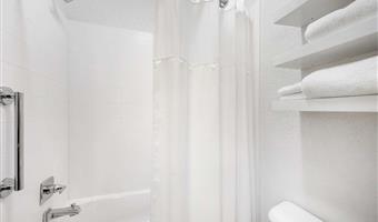 1 king bed, non-smoking, whirlpool, work desk, microwave and refrigerator, wi-fi, full breakfast