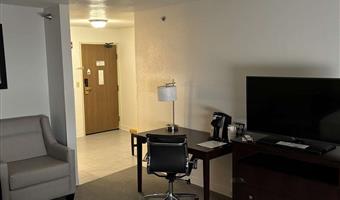 suite-1 king bed, non-smoking, microwave and refrigerator, work desk, wi-fi, full breakfast