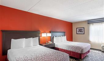 2 double beds, non-smoking, pet friendly room, microwave and refrigerator, wi-fi, full breakfast