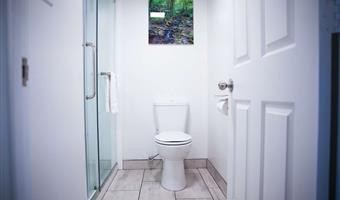 1 king bed, non-smoking, theme room, work desk, microwave and refrigerator, wi-fi, walk in shower