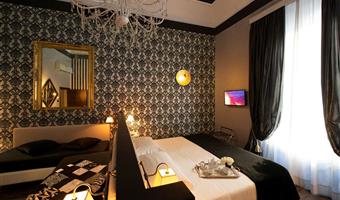 1 queen bed, family room, 2 single sofabeds, full breakfast