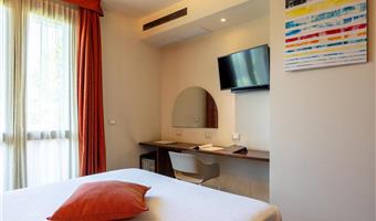 1 queen 2 single beds, non-smoking, connecting rooms
