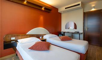 1 queen 2 single beds, non-smoking, connecting rooms