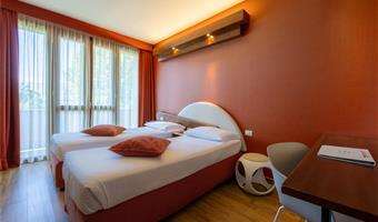 1 queen 2 single beds, non-smoking, connecting rooms