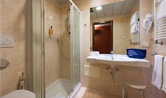 1 queen 2 single beds, non-smoking, connecting rooms