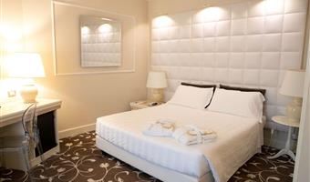 1 queen size bed, favorite newspaper, free minibar, bathrobe and slippers, coffee drinks at the bar included, parking space in the garage and breakfast in the room