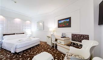 1 queen size bed, favorite newspaper, free minibar, bathrobe and slippers, coffee drinks at the bar included, parking space in the garage and breakfast in the room