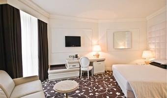 1 queen size bed, favorite newspaper, free minibar, bathrobe and slippers, coffee drinks at the bar included, parking space in the garage and breakfast in the room