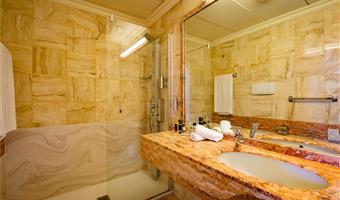 1 queen size bed, favorite newspaper, free minibar, bathrobe and slippers, coffee drinks at the bar included, parking space in the garage and breakfast in the room