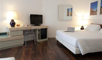 1 queen bed, non-smoking, sofabed for one person, triple room