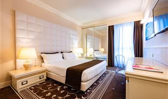1 queen bed, non-smoking, comfort room