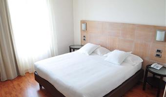 1 queen bed, comfort room